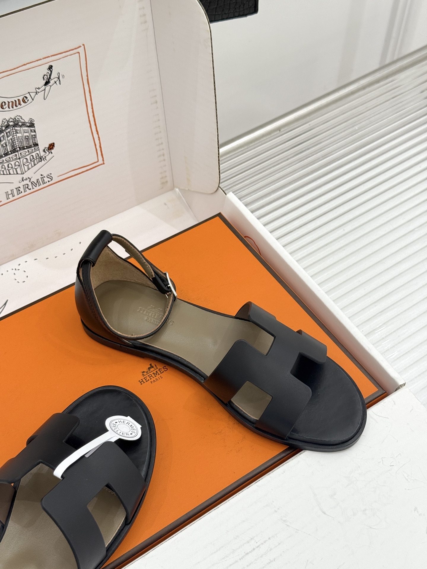 （配原版飞机盒） Hermès/爱马仕经典H型 平底凉鞋 标志性的“H”元素  以剪裁呈现 Epsom牛皮细腻又挺括 平