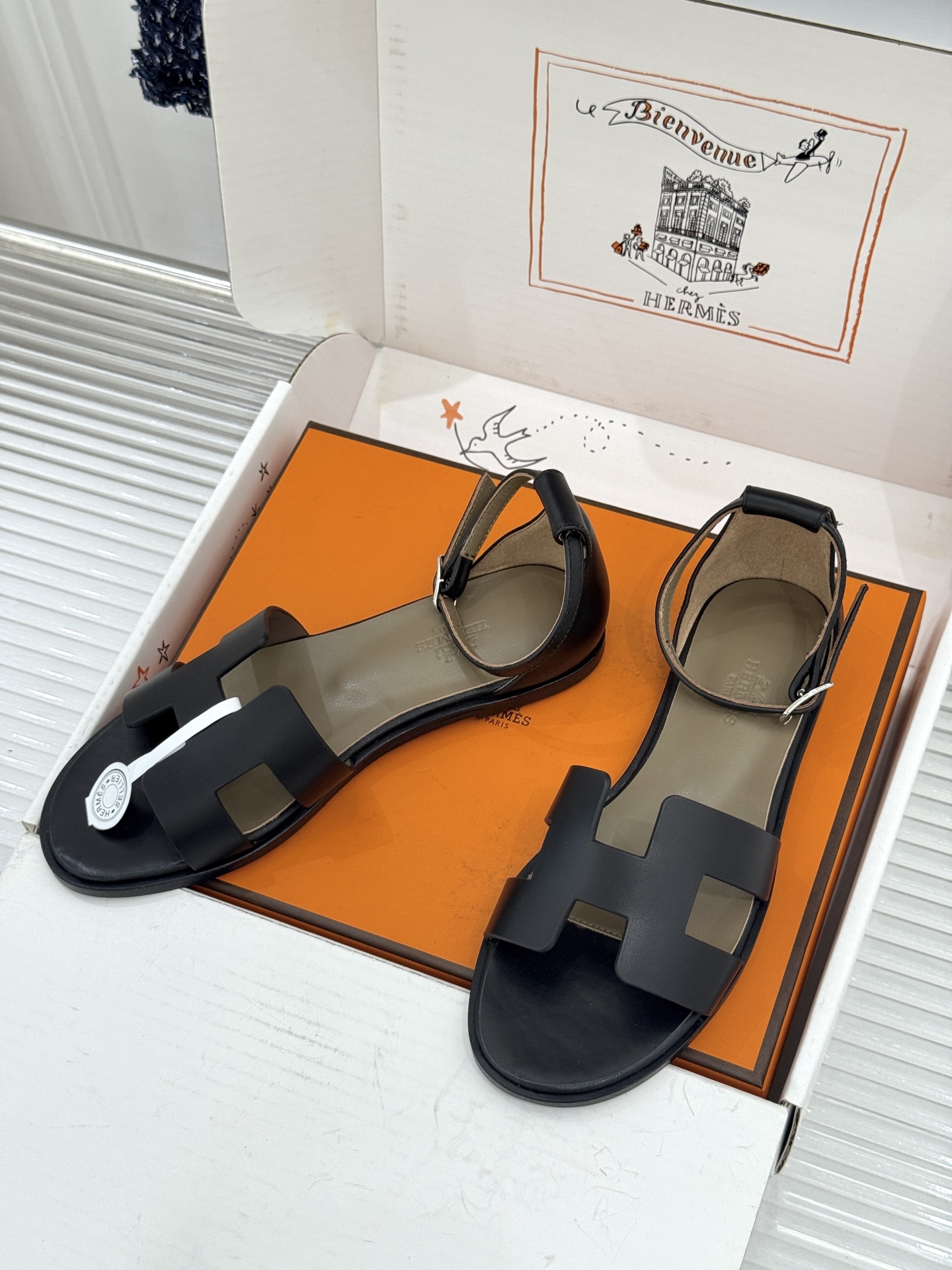 （配原版飞机盒） Hermès/爱马仕经典H型 平底凉鞋 标志性的“H”元素  以剪裁呈现 Epsom牛皮细腻又挺括 平