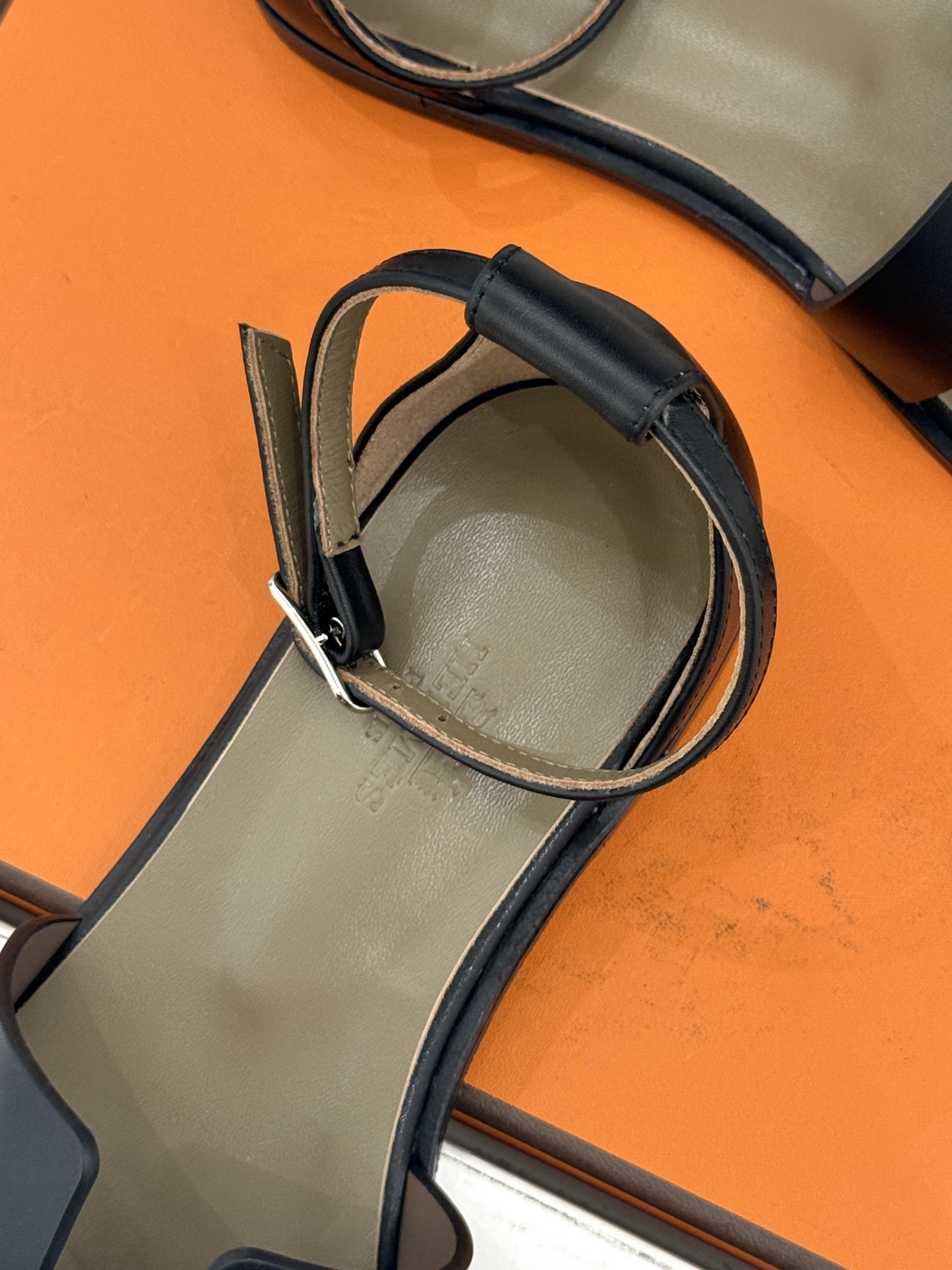 （配原版飞机盒） Hermès/爱马仕经典H型 平底凉鞋 标志性的“H”元素  以剪裁呈现 Epsom牛皮细腻又挺括 平
