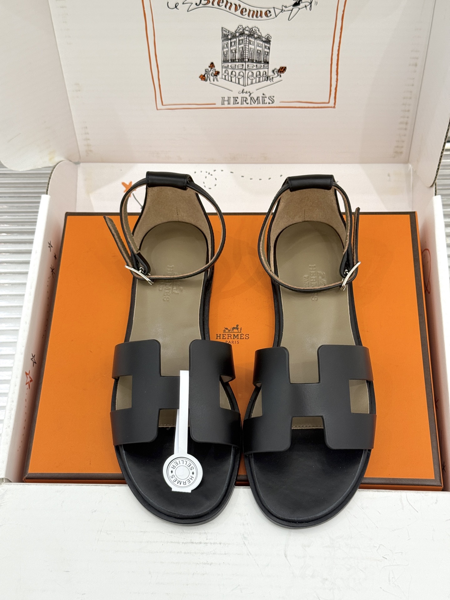 （配原版飞机盒） Hermès/爱马仕经典H型 平底凉鞋 标志性的“H”元素  以剪裁呈现 Epsom牛皮细腻又挺括 平