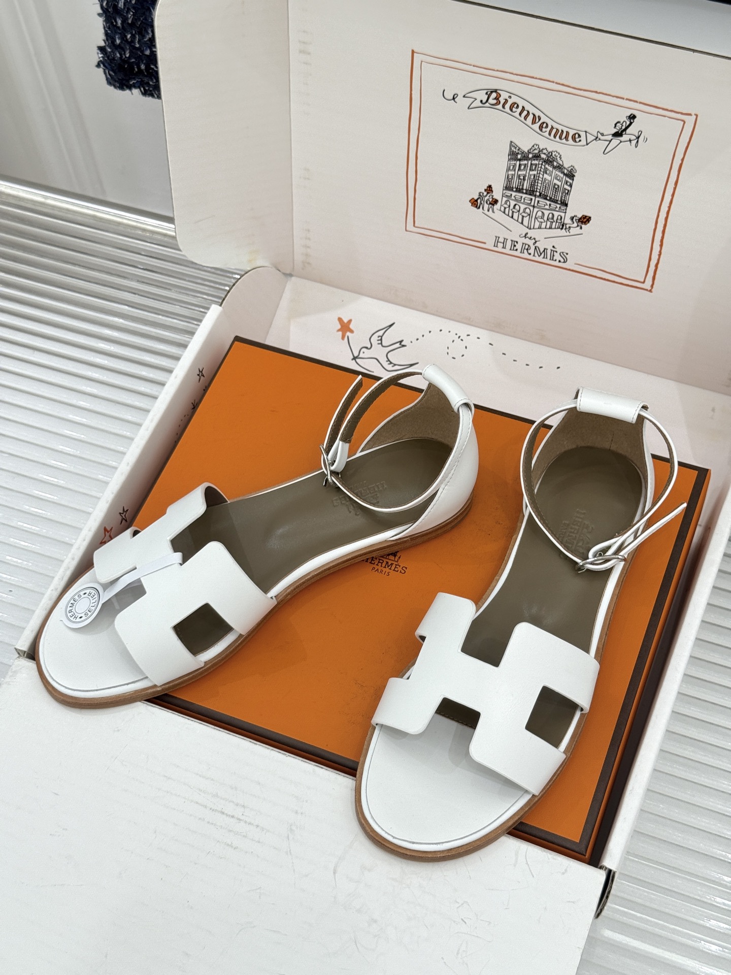(配原版飞机盒) Hermès/爱马仕经典H型 平底凉鞋 标志性的“H”元素 以剪裁呈现 Epsom牛皮细腻又挺括 平 (配原版飞机盒) Hermès/爱马仕经典H型 平底凉鞋 标志性的“H”元素 以剪裁呈现 Epsom牛皮细腻又挺括 平