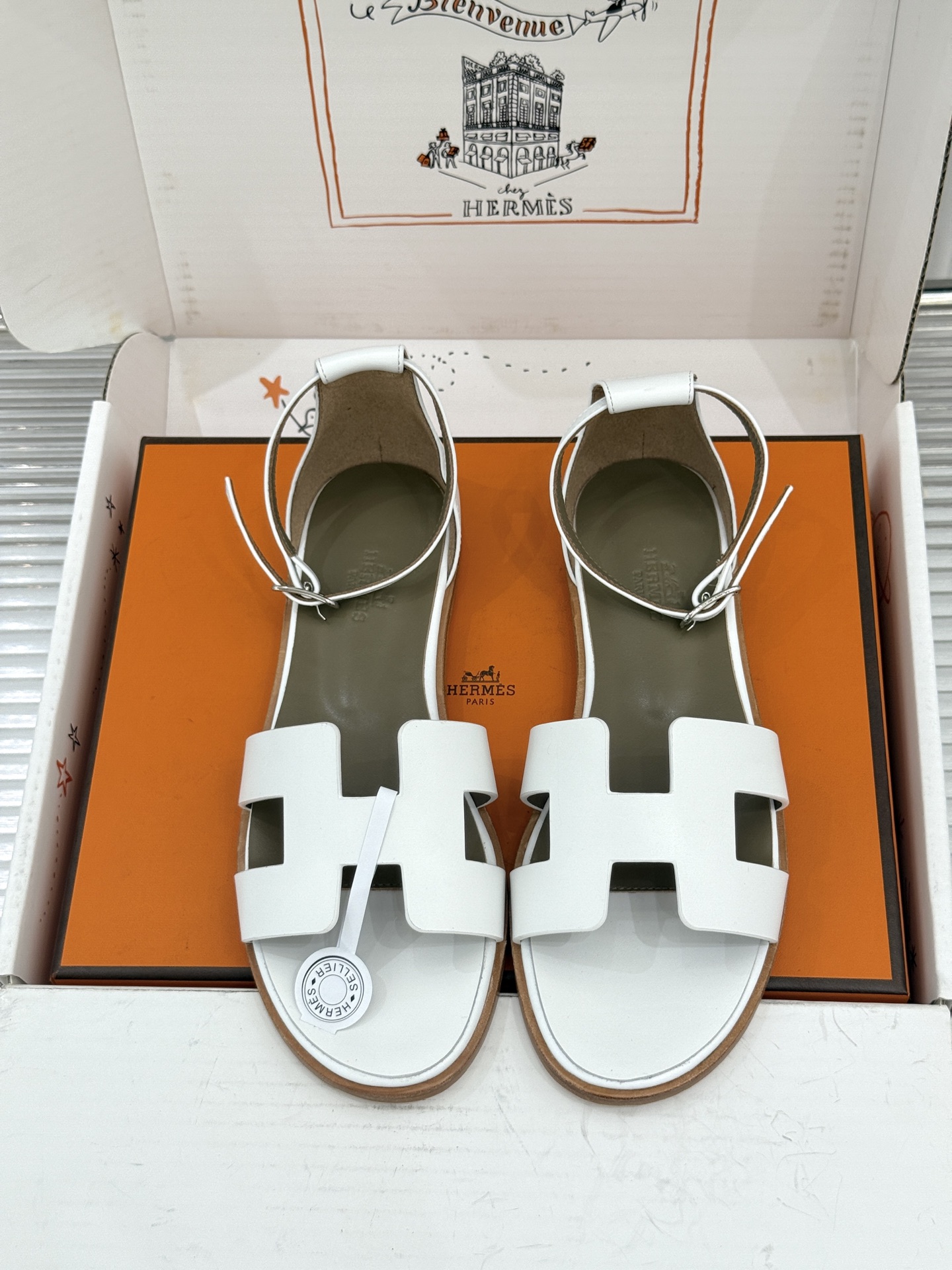 (配原版飞机盒) Hermès/爱马仕经典H型 平底凉鞋 标志性的“H”元素 以剪裁呈现 Epsom牛皮细腻又挺括 平 (配原版飞机盒) Hermès/爱马仕经典H型 平底凉鞋 标志性的“H”元素 以剪裁呈现 Epsom牛皮细腻又挺括 平