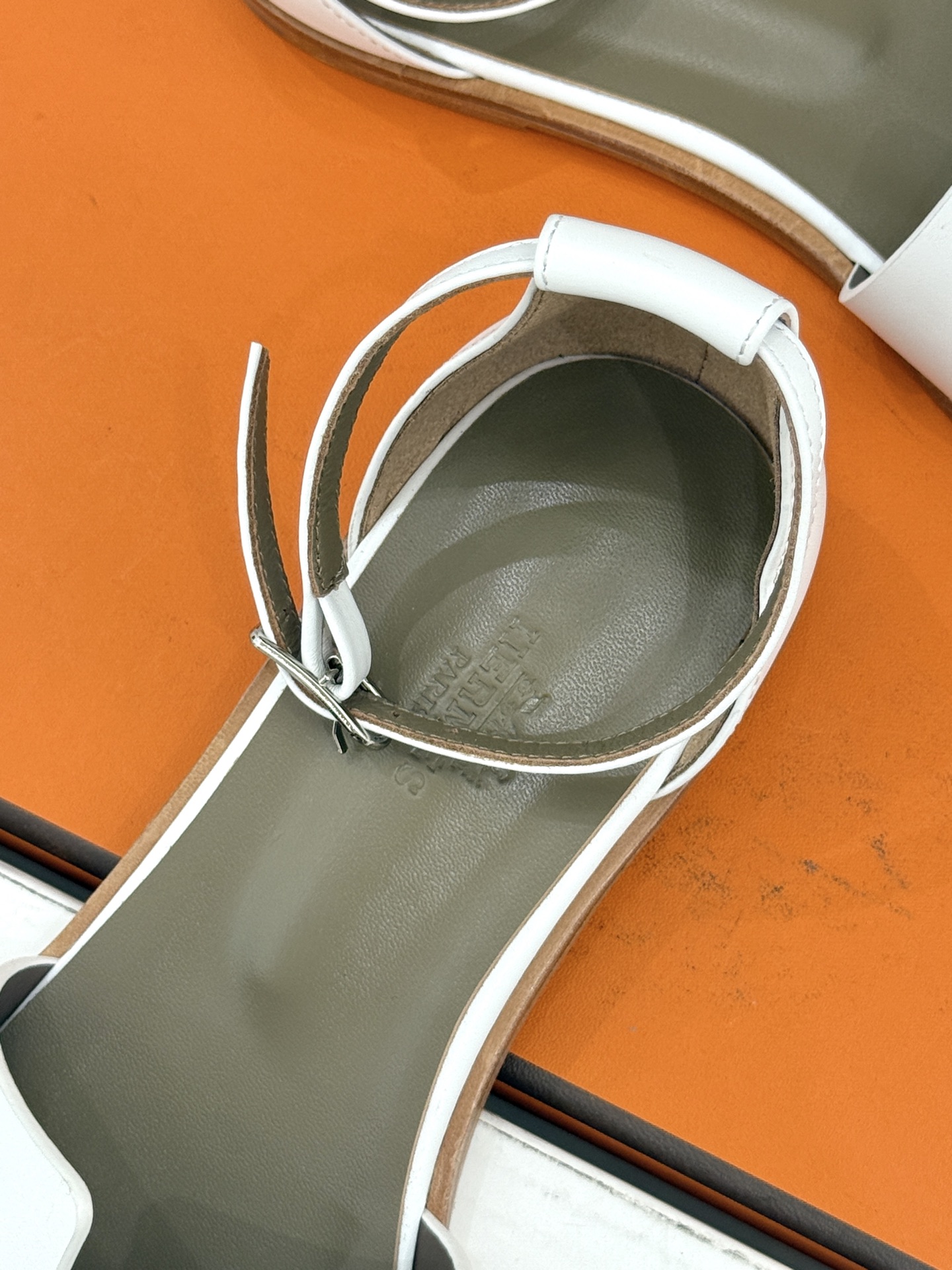 (配原版飞机盒) Hermès/爱马仕经典H型 平底凉鞋 标志性的“H”元素 以剪裁呈现 Epsom牛皮细腻又挺括 平 (配原版飞机盒) Hermès/爱马仕经典H型 平底凉鞋 标志性的“H”元素 以剪裁呈现 Epsom牛皮细腻又挺括 平