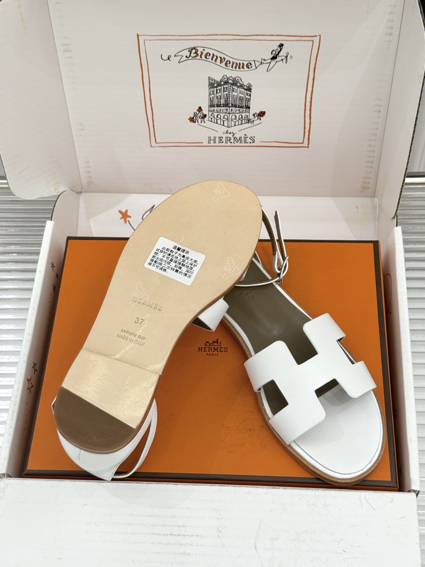 (配原版飞机盒) Hermès/爱马仕经典H型 平底凉鞋 标志性的“H”元素 以剪裁呈现 Epsom牛皮细腻又挺括 平 (配原版飞机盒) Hermès/爱马仕经典H型 平底凉鞋 标志性的“H”元素 以剪裁呈现 Epsom牛皮细腻又挺括 平
