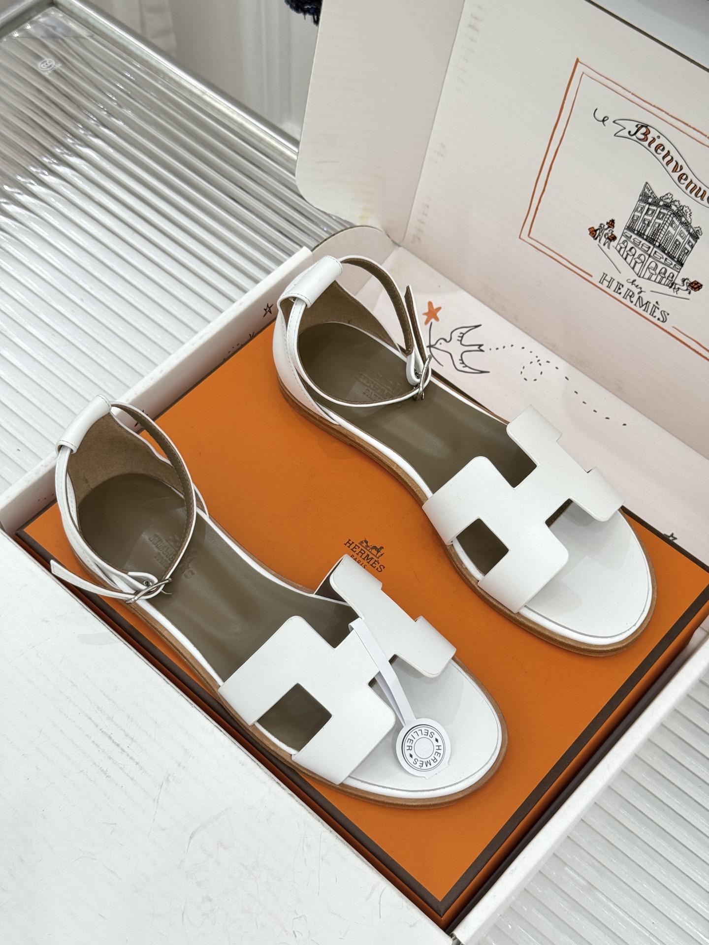 (配原版飞机盒) Hermès/爱马仕经典H型 平底凉鞋 标志性的“H”元素 以剪裁呈现 Epsom牛皮细腻又挺括 平 (配原版飞机盒) Hermès/爱马仕经典H型 平底凉鞋 标志性的“H”元素 以剪裁呈现 Epsom牛皮细腻又挺括 平