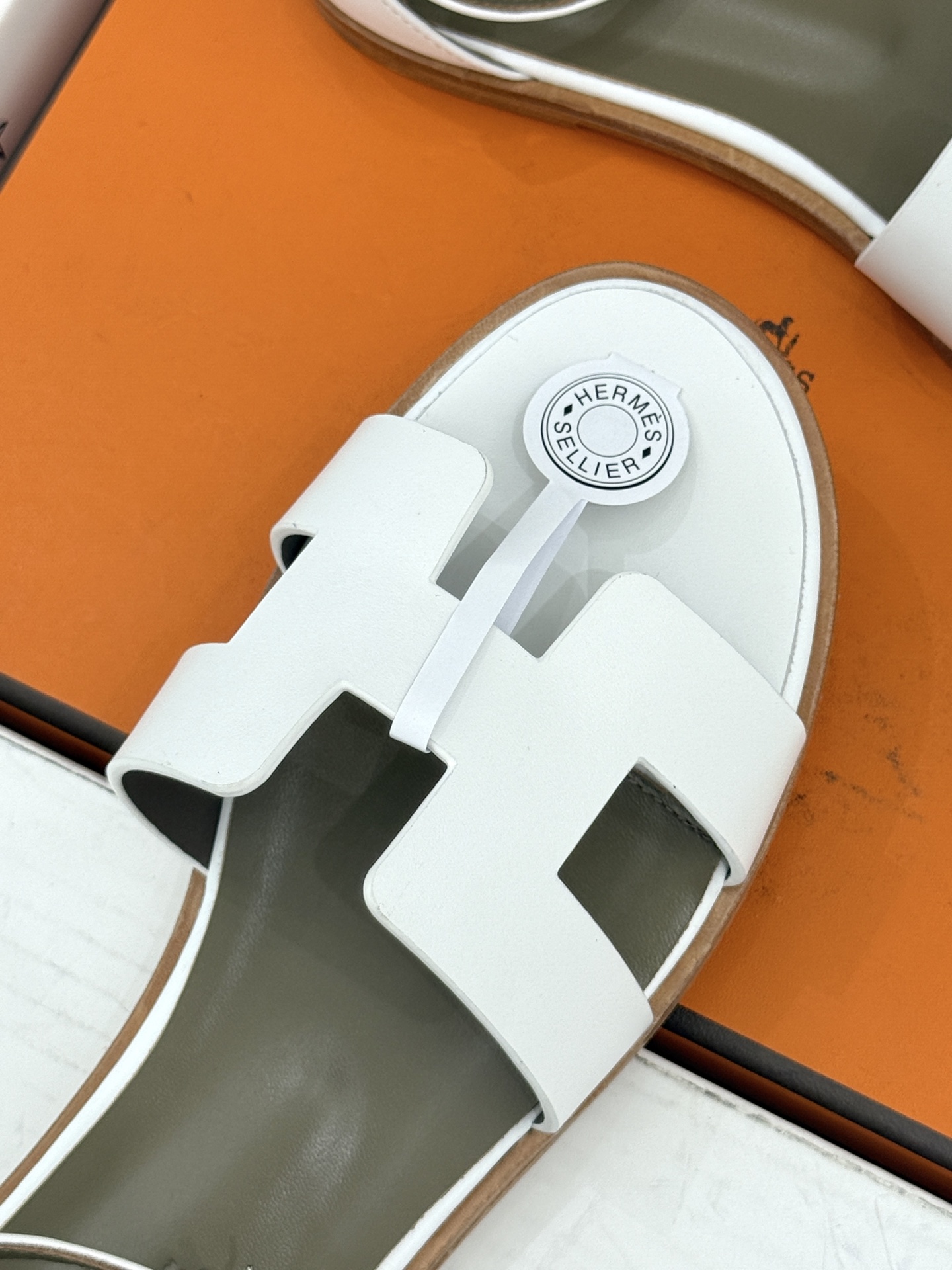 (配原版飞机盒) Hermès/爱马仕经典H型 平底凉鞋 标志性的“H”元素 以剪裁呈现 Epsom牛皮细腻又挺括 平 (配原版飞机盒) Hermès/爱马仕经典H型 平底凉鞋 标志性的“H”元素 以剪裁呈现 Epsom牛皮细腻又挺括 平