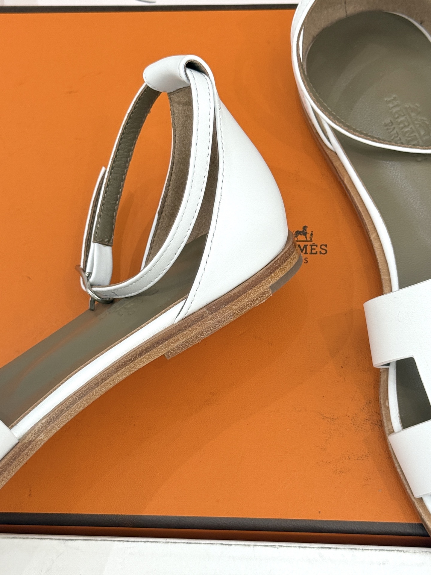 (配原版飞机盒) Hermès/爱马仕经典H型 平底凉鞋 标志性的“H”元素 以剪裁呈现 Epsom牛皮细腻又挺括 平 (配原版飞机盒) Hermès/爱马仕经典H型 平底凉鞋 标志性的“H”元素 以剪裁呈现 Epsom牛皮细腻又挺括 平