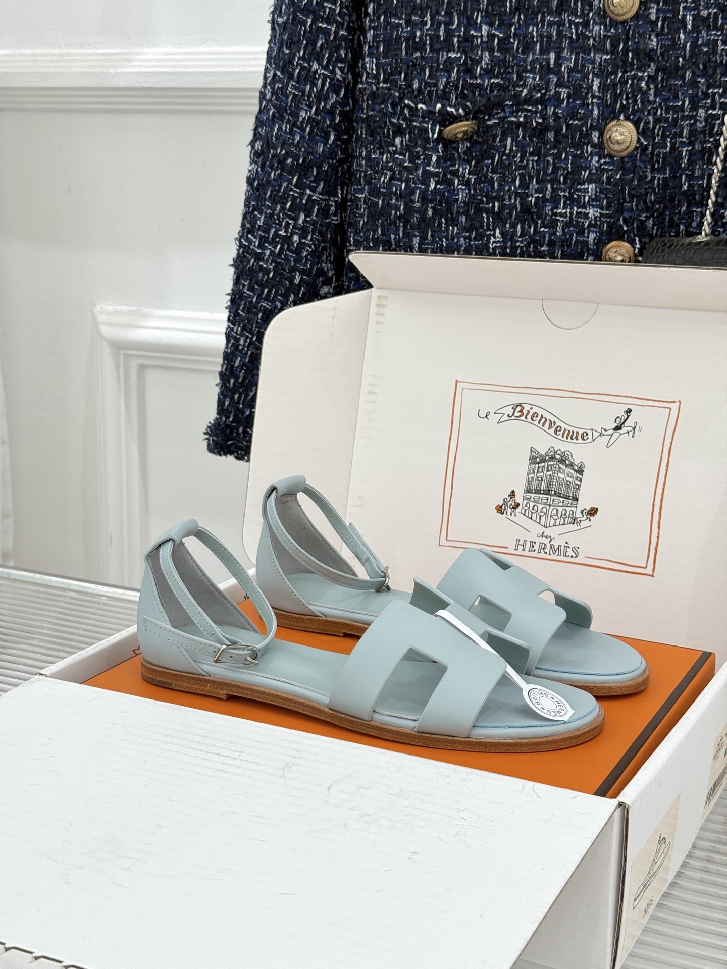 (配原版飞机盒) Hermès/爱马仕经典H型 平底凉鞋 标志性的“H”元素 以剪裁呈现 Epsom牛皮细腻又挺括 平 (配原版飞机盒) Hermès/爱马仕经典H型 平底凉鞋 标志性的“H”元素 以剪裁呈现 Epsom牛皮细腻又挺括 平