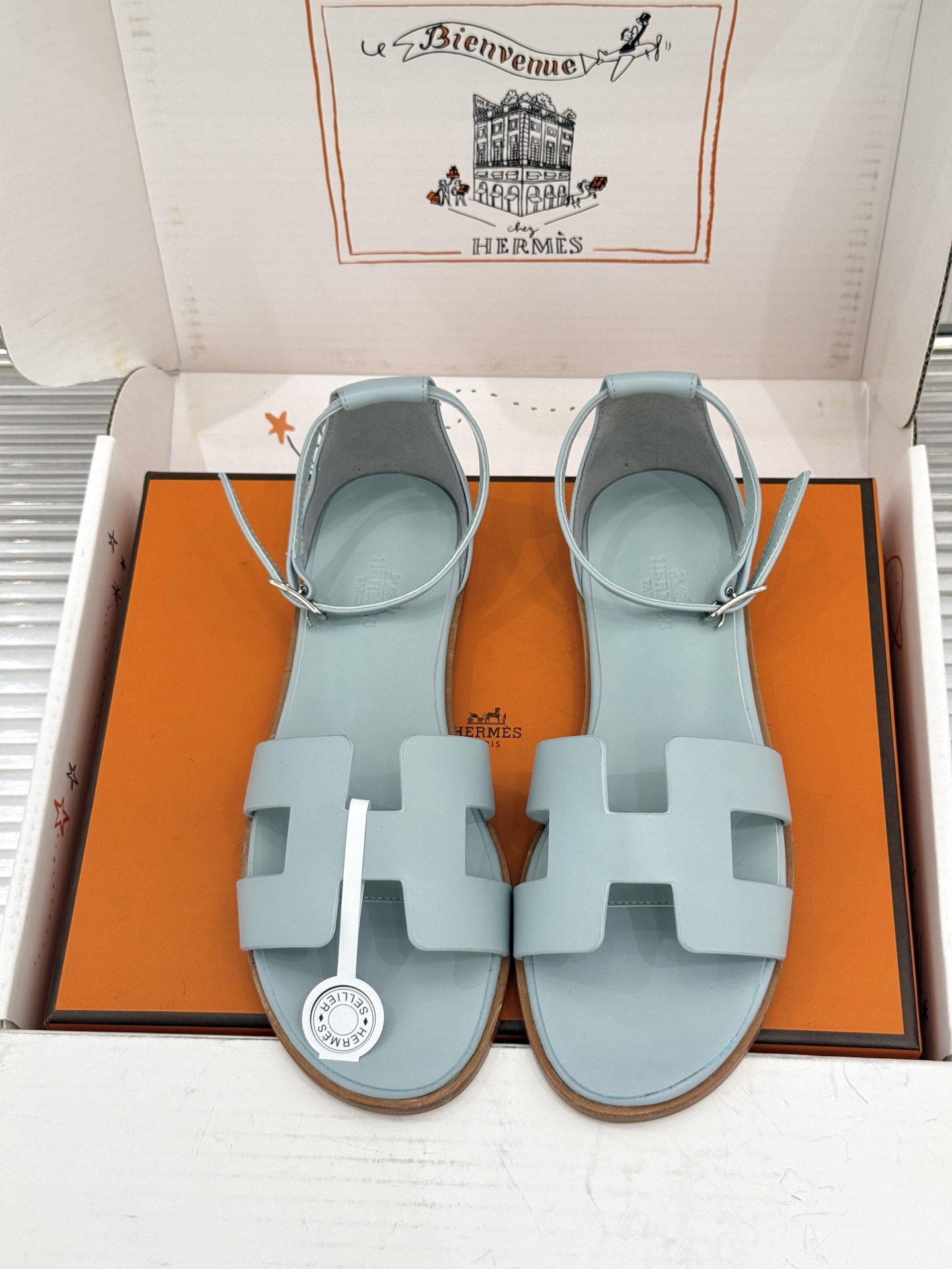 (配原版飞机盒) Hermès/爱马仕经典H型 平底凉鞋 标志性的“H”元素 以剪裁呈现 Epsom牛皮细腻又挺括 平 (配原版飞机盒) Hermès/爱马仕经典H型 平底凉鞋 标志性的“H”元素 以剪裁呈现 Epsom牛皮细腻又挺括 平