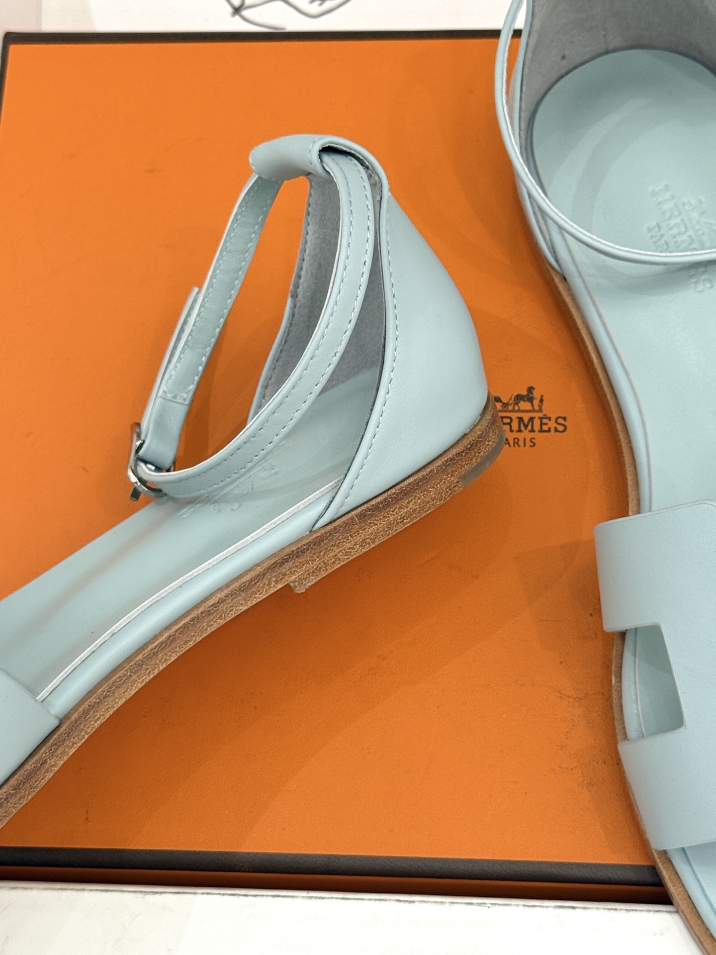 (配原版飞机盒) Hermès/爱马仕经典H型 平底凉鞋 标志性的“H”元素 以剪裁呈现 Epsom牛皮细腻又挺括 平 (配原版飞机盒) Hermès/爱马仕经典H型 平底凉鞋 标志性的“H”元素 以剪裁呈现 Epsom牛皮细腻又挺括 平