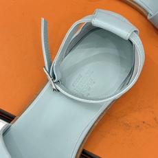 (配原版飞机盒) Hermès/爱马仕经典H型 平底凉鞋 标志性的“H”元素 以剪裁呈现 Epsom牛皮细腻又挺括 平 (配原版飞机盒) Hermès/爱马仕经典H型 平底凉鞋 标志性的“H”元素 以剪裁呈现 Epsom牛皮细腻又挺括 平