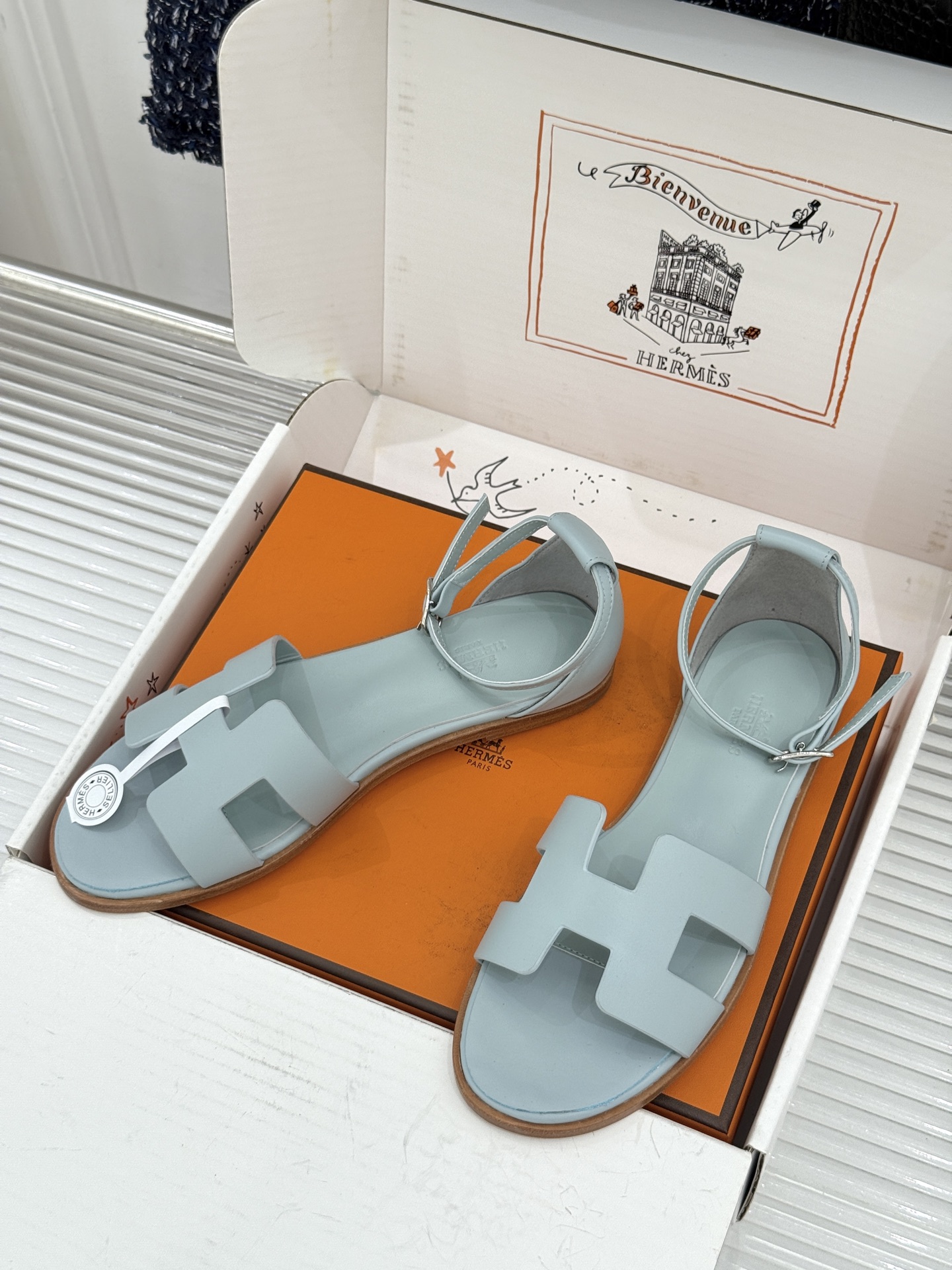 (配原版飞机盒) Hermès/爱马仕经典H型 平底凉鞋 标志性的“H”元素 以剪裁呈现 Epsom牛皮细腻又挺括 平 (配原版飞机盒) Hermès/爱马仕经典H型 平底凉鞋 标志性的“H”元素 以剪裁呈现 Epsom牛皮细腻又挺括 平