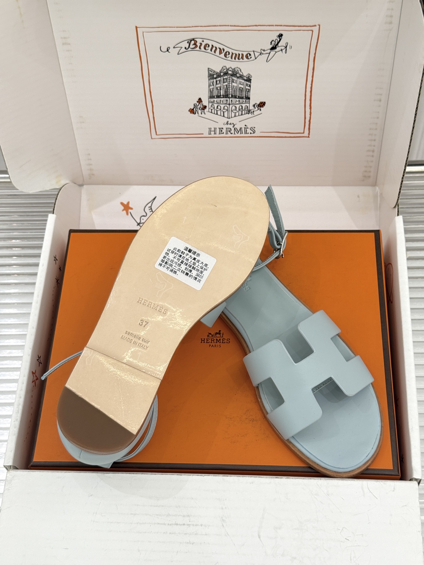(配原版飞机盒) Hermès/爱马仕经典H型 平底凉鞋 标志性的“H”元素 以剪裁呈现 Epsom牛皮细腻又挺括 平 (配原版飞机盒) Hermès/爱马仕经典H型 平底凉鞋 标志性的“H”元素 以剪裁呈现 Epsom牛皮细腻又挺括 平