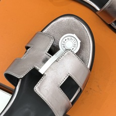 (配原版飞机盒) Hermès/爱马仕经典H型 平底凉鞋 标志性的“H”元素 以剪裁呈现 Epsom牛皮细腻又挺括 平 (配原版飞机盒) Hermès/爱马仕经典H型 平底凉鞋 标志性的“H”元素 以剪裁呈现 Epsom牛皮细腻又挺括 平