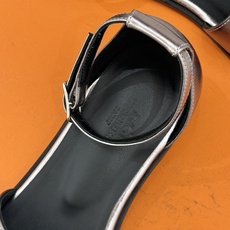 (配原版飞机盒) Hermès/爱马仕经典H型 平底凉鞋 标志性的“H”元素 以剪裁呈现 Epsom牛皮细腻又挺括 平 (配原版飞机盒) Hermès/爱马仕经典H型 平底凉鞋 标志性的“H”元素 以剪裁呈现 Epsom牛皮细腻又挺括 平