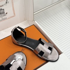 (配原版飞机盒) Hermès/爱马仕经典H型 平底凉鞋 标志性的“H”元素 以剪裁呈现 Epsom牛皮细腻又挺括 平 (配原版飞机盒) Hermès/爱马仕经典H型 平底凉鞋 标志性的“H”元素 以剪裁呈现 Epsom牛皮细腻又挺括 平
