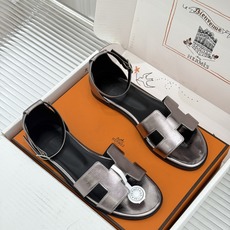 (配原版飞机盒) Hermès/爱马仕经典H型 平底凉鞋 标志性的“H”元素 以剪裁呈现 Epsom牛皮细腻又挺括 平 (配原版飞机盒) Hermès/爱马仕经典H型 平底凉鞋 标志性的“H”元素 以剪裁呈现 Epsom牛皮细腻又挺括 平