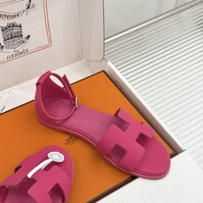 (配原版飞机盒) Hermès/爱马仕经典H型 平底凉鞋 标志性的“H”元素 以剪裁呈现 Epsom牛皮细腻又挺括 平 (配原版飞机盒) Hermès/爱马仕经典H型 平底凉鞋 标志性的“H”元素 以剪裁呈现 Epsom牛皮细腻又挺括 平