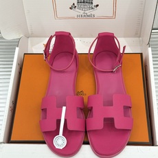 (配原版飞机盒) Hermès/爱马仕经典H型 平底凉鞋 标志性的“H”元素 以剪裁呈现 Epsom牛皮细腻又挺括 平 (配原版飞机盒) Hermès/爱马仕经典H型 平底凉鞋 标志性的“H”元素 以剪裁呈现 Epsom牛皮细腻又挺括 平