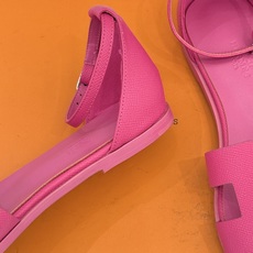 (配原版飞机盒) Hermès/爱马仕经典H型 平底凉鞋 标志性的“H”元素 以剪裁呈现 Epsom牛皮细腻又挺括 平 (配原版飞机盒) Hermès/爱马仕经典H型 平底凉鞋 标志性的“H”元素 以剪裁呈现 Epsom牛皮细腻又挺括 平