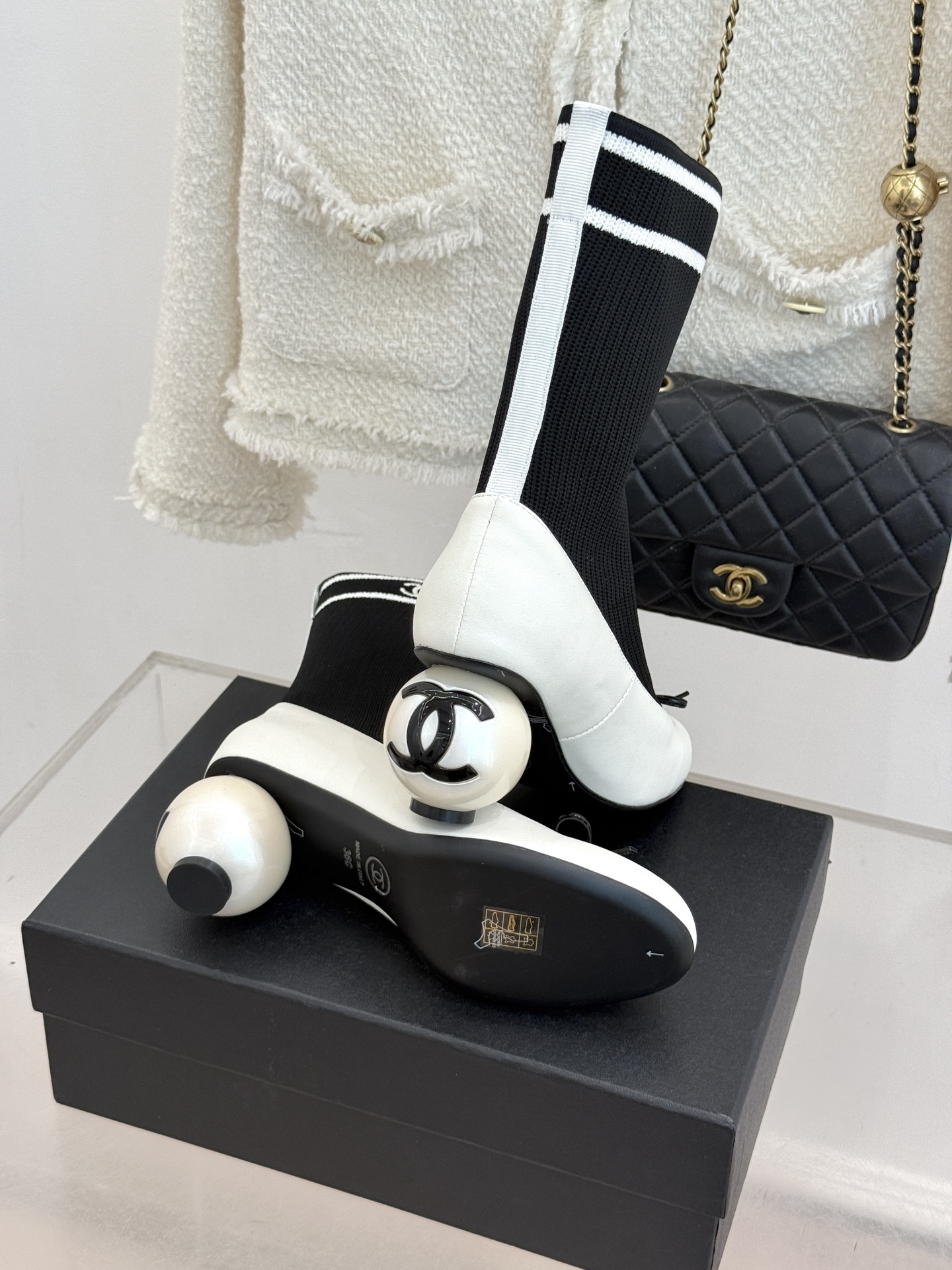 CHANE*|小香26A秋冬新品 双C蝴蝶结巨型珍珠跟袜子靴 弹力袜筒裹住纤细脚踝 双C蝴蝶结漫着法式柔意 巨型珍珠跟撑 CHANE*|小香26A秋冬新品 双C蝴蝶结巨型珍珠跟袜子靴 弹力袜筒裹住纤细脚踝 双C蝴蝶结漫着法式柔意 巨型珍珠跟撑