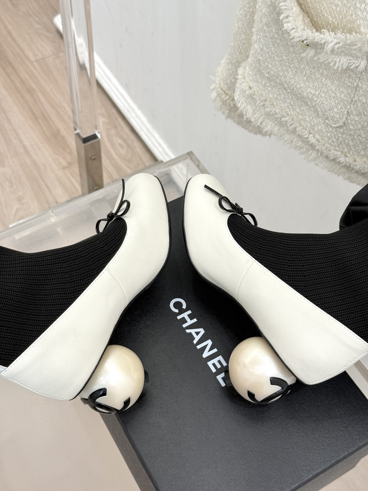 CHANE*|小香26A秋冬新品 双C蝴蝶结巨型珍珠跟袜子靴 弹力袜筒裹住纤细脚踝 双C蝴蝶结漫着法式柔意 巨型珍珠跟撑 CHANE*|小香26A秋冬新品 双C蝴蝶结巨型珍珠跟袜子靴 弹力袜筒裹住纤细脚踝 双C蝴蝶结漫着法式柔意 巨型珍珠跟撑