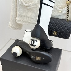 CHANE*|小香26A秋冬新品 双C蝴蝶结巨型珍珠跟袜子靴 弹力袜筒裹住纤细脚踝 双C蝴蝶结漫着法式柔意 巨型珍珠跟撑 CHANE*|小香26A秋冬新品 双C蝴蝶结巨型珍珠跟袜子靴 弹力袜筒裹住纤细脚踝 双C蝴蝶结漫着法式柔意 巨型珍珠跟撑