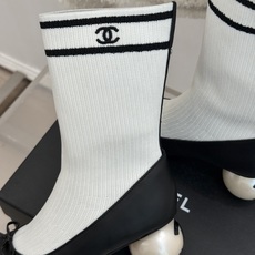 CHANE*|小香26A秋冬新品 双C蝴蝶结巨型珍珠跟袜子靴 弹力袜筒裹住纤细脚踝 双C蝴蝶结漫着法式柔意 巨型珍珠跟撑 CHANE*|小香26A秋冬新品 双C蝴蝶结巨型珍珠跟袜子靴 弹力袜筒裹住纤细脚踝 双C蝴蝶结漫着法式柔意 巨型珍珠跟撑