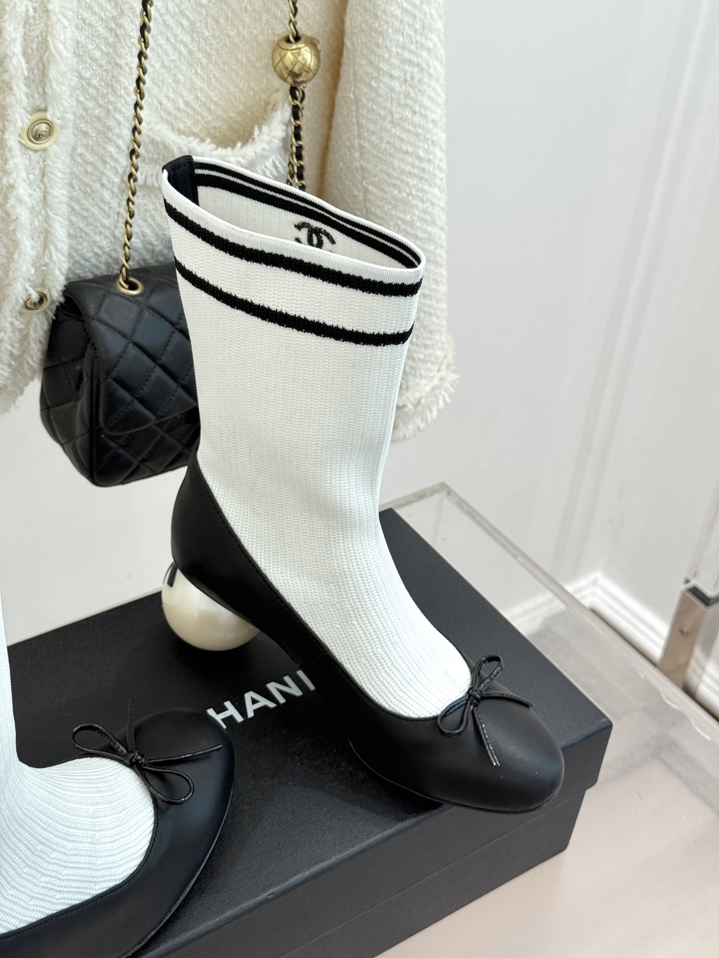 CHANE*|小香26A秋冬新品 双C蝴蝶结巨型珍珠跟袜子靴 弹力袜筒裹住纤细脚踝 双C蝴蝶结漫着法式柔意 巨型珍珠跟撑 CHANE*|小香26A秋冬新品 双C蝴蝶结巨型珍珠跟袜子靴 弹力袜筒裹住纤细脚踝 双C蝴蝶结漫着法式柔意 巨型珍珠跟撑