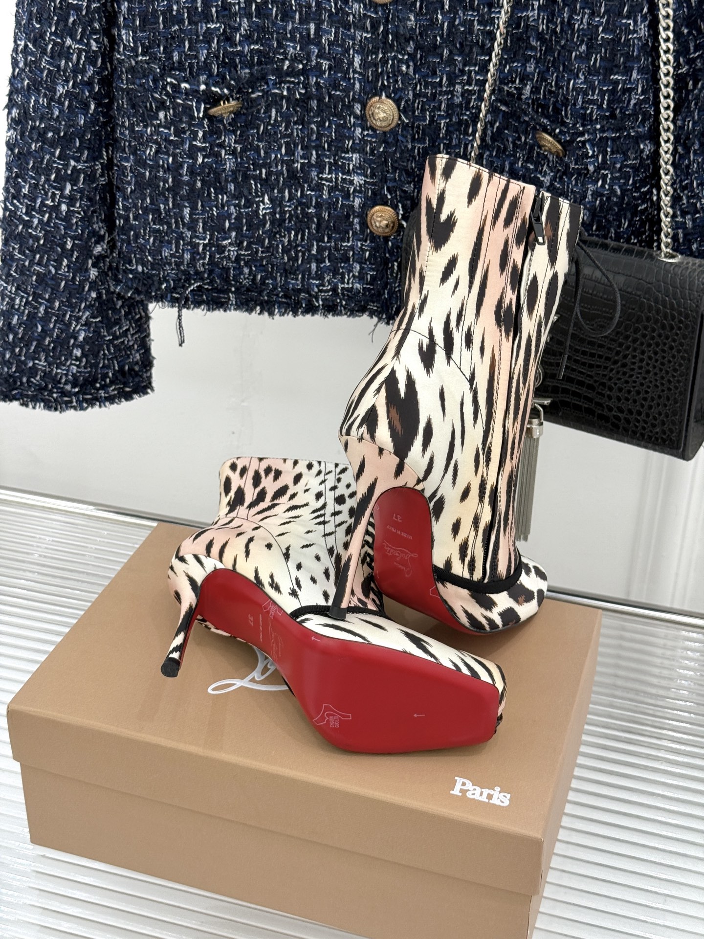 ChristinLouboutin/CL26WF新品 真丝猪鼻子绑带细跟高跟短靴 真丝缎面泛着柔润光泽 猪鼻扣锁复古精致 ChristinLouboutin/CL26WF新品 真丝猪鼻子绑带细跟高跟短靴 真丝缎面泛着柔润光泽 猪鼻扣锁复古精致