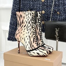 ChristinLouboutin/CL26WF新品 真丝猪鼻子绑带细跟高跟短靴 真丝缎面泛着柔润光泽 猪鼻扣锁复古精致 ChristinLouboutin/CL26WF新品 真丝猪鼻子绑带细跟高跟短靴 真丝缎面泛着柔润光泽 猪鼻扣锁复古精致