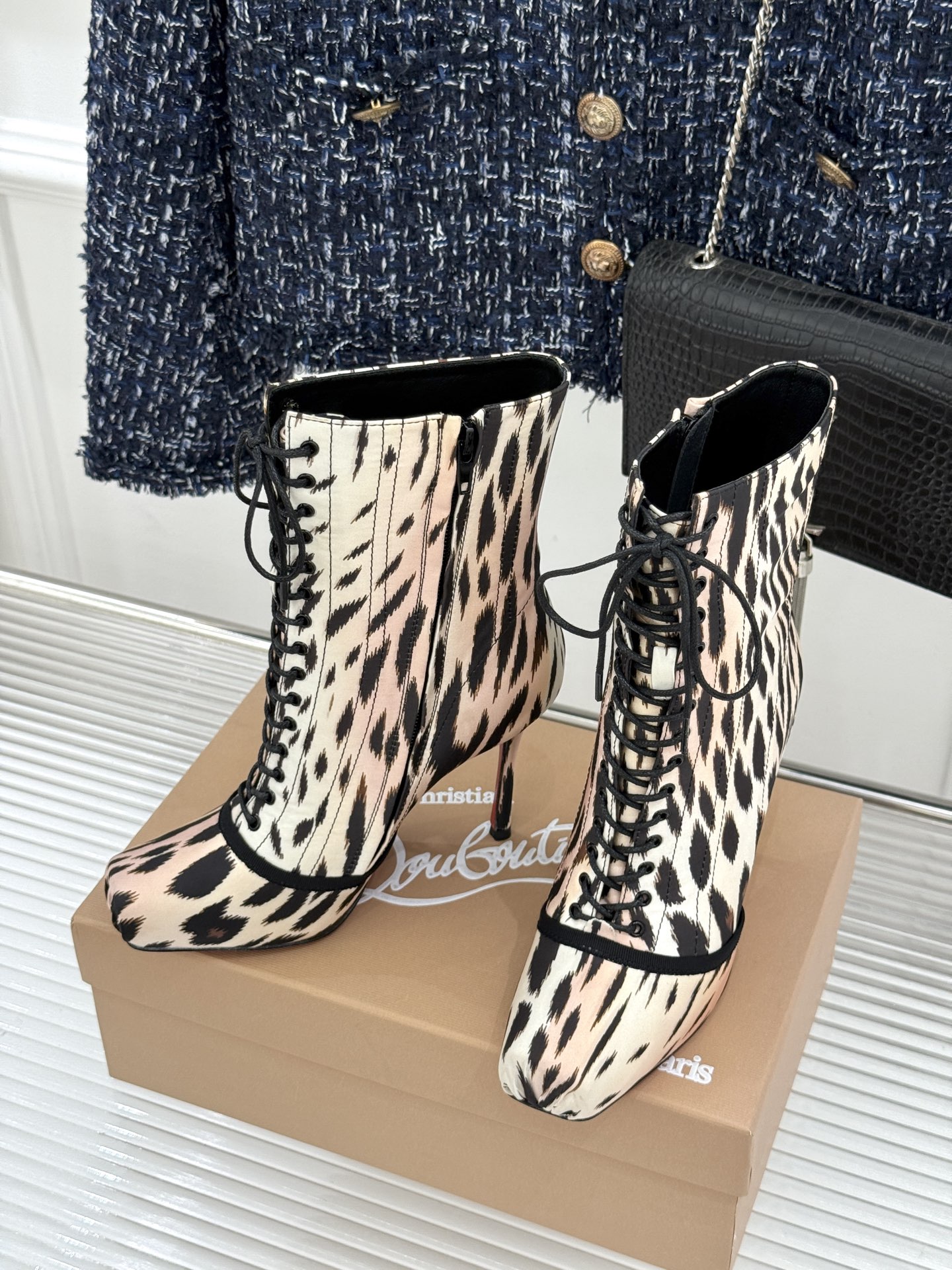 ChristinLouboutin/CL26WF新品 真丝猪鼻子绑带细跟高跟短靴 真丝缎面泛着柔润光泽 猪鼻扣锁复古精致 ChristinLouboutin/CL26WF新品 真丝猪鼻子绑带细跟高跟短靴 真丝缎面泛着柔润光泽 猪鼻扣锁复古精致