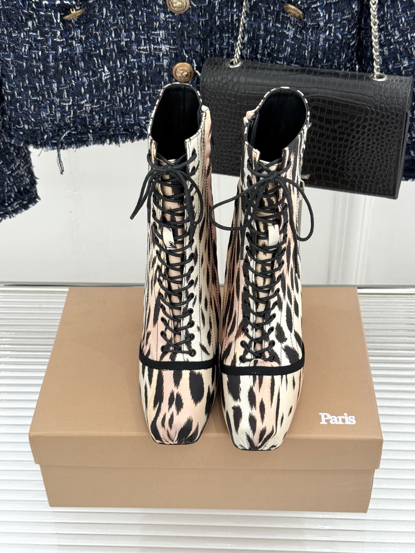ChristinLouboutin/CL26WF新品 真丝猪鼻子绑带细跟高跟短靴 真丝缎面泛着柔润光泽 猪鼻扣锁复古精致 ChristinLouboutin/CL26WF新品 真丝猪鼻子绑带细跟高跟短靴 真丝缎面泛着柔润光泽 猪鼻扣锁复古精致