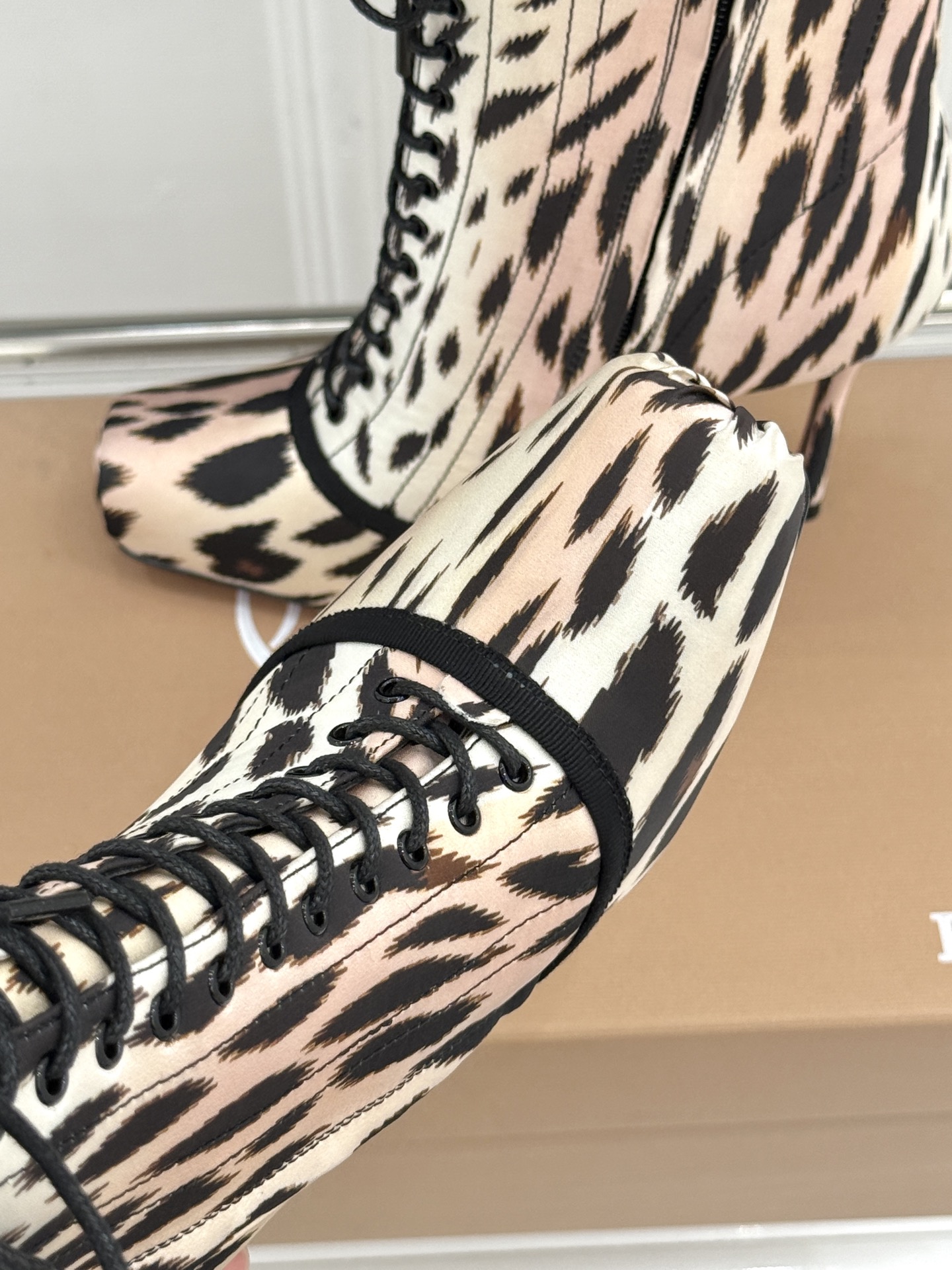 ChristinLouboutin/CL26WF新品 真丝猪鼻子绑带细跟高跟短靴 真丝缎面泛着柔润光泽 猪鼻扣锁复古精致 ChristinLouboutin/CL26WF新品 真丝猪鼻子绑带细跟高跟短靴 真丝缎面泛着柔润光泽 猪鼻扣锁复古精致