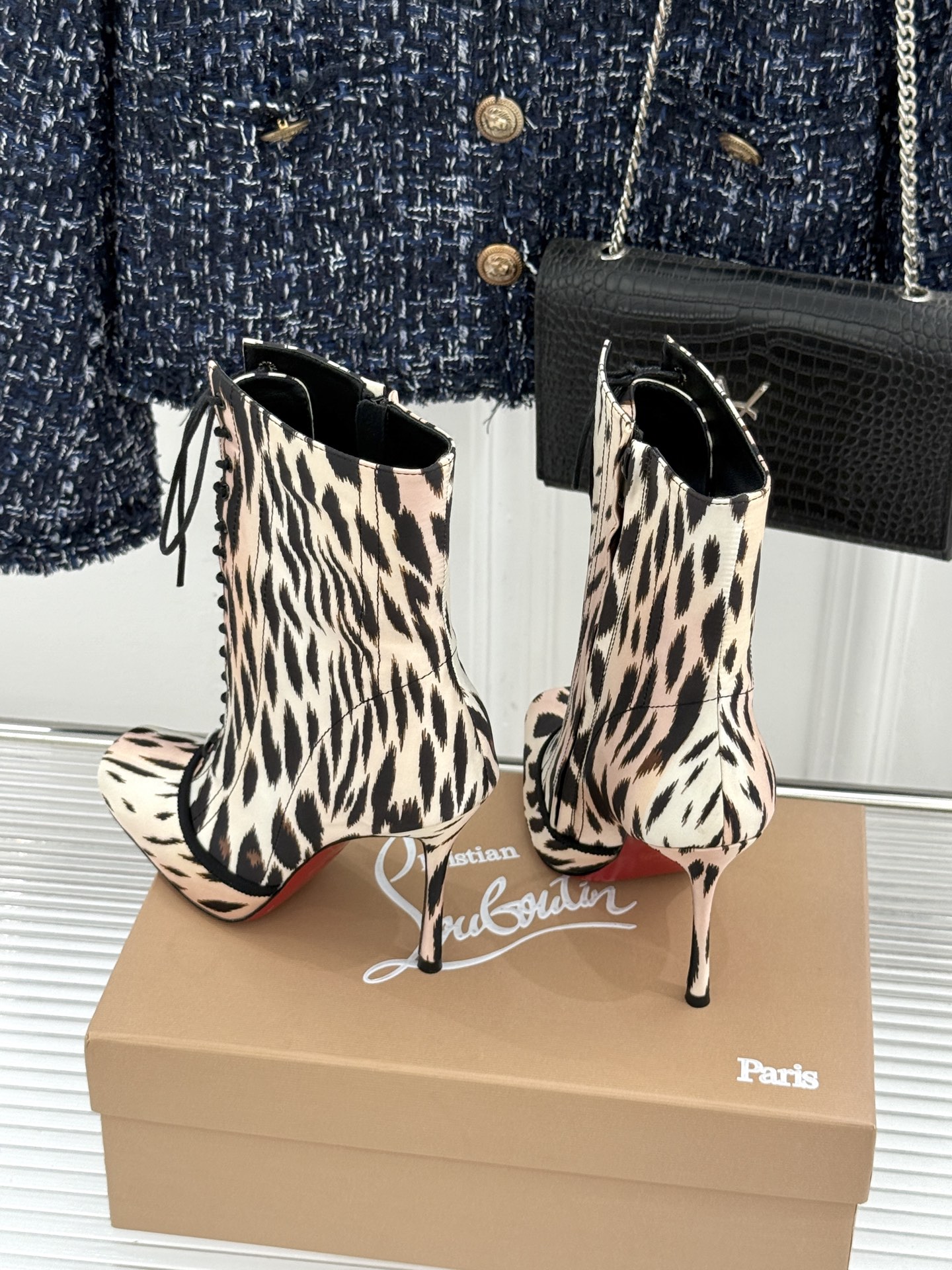 ChristinLouboutin/CL26WF新品 真丝猪鼻子绑带细跟高跟短靴 真丝缎面泛着柔润光泽 猪鼻扣锁复古精致 ChristinLouboutin/CL26WF新品 真丝猪鼻子绑带细跟高跟短靴 真丝缎面泛着柔润光泽 猪鼻扣锁复古精致
