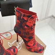 ChristinLouboutin/CL26WF新品 真丝猪鼻子绑带细跟高跟短靴 真丝缎面泛着柔润光泽 猪鼻扣锁复古精致 ChristinLouboutin/CL26WF新品 真丝猪鼻子绑带细跟高跟短靴 真丝缎面泛着柔润光泽 猪鼻扣锁复古精致