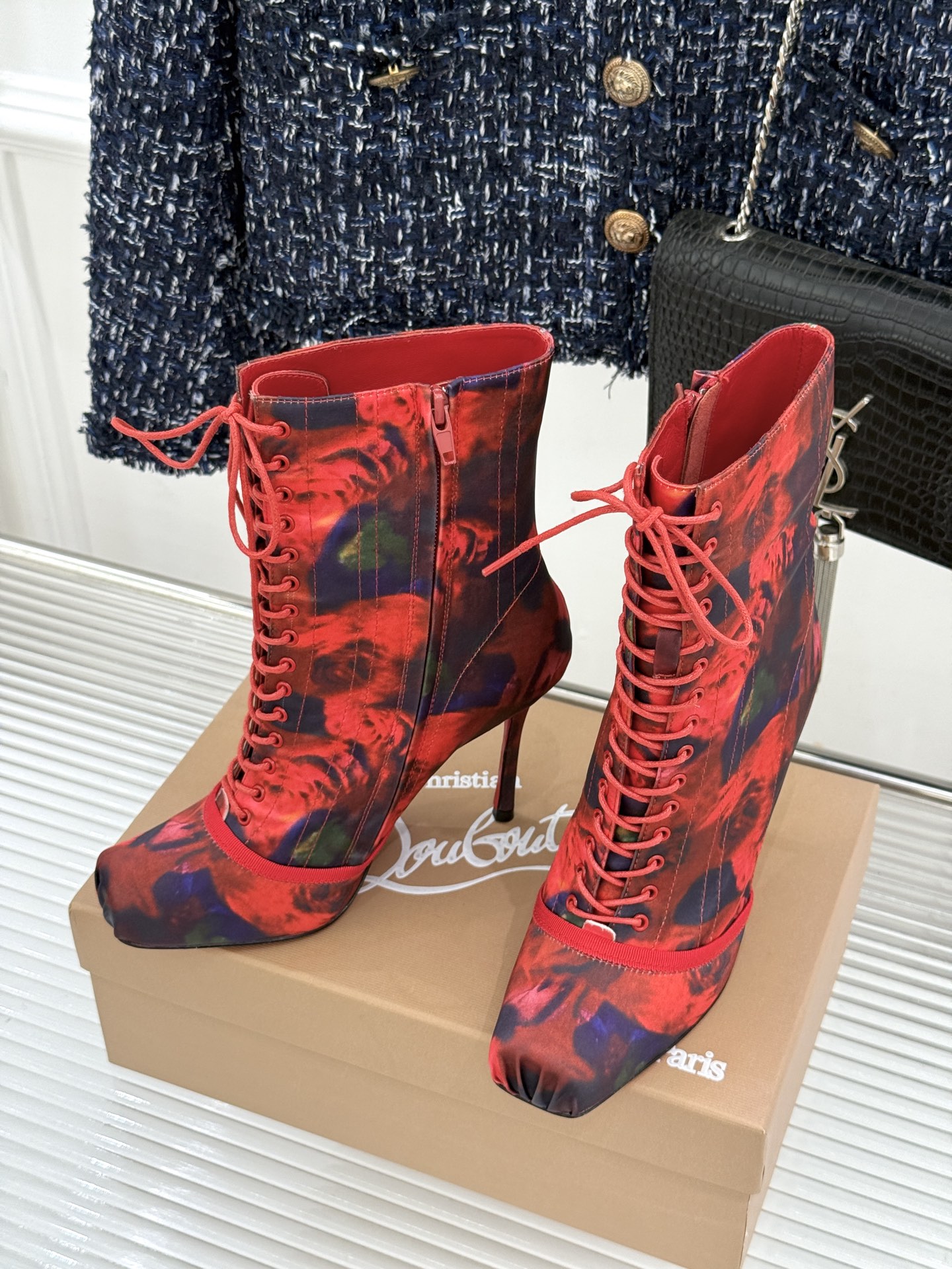 ChristinLouboutin/CL26WF新品 真丝猪鼻子绑带细跟高跟短靴 真丝缎面泛着柔润光泽 猪鼻扣锁复古精致 ChristinLouboutin/CL26WF新品 真丝猪鼻子绑带细跟高跟短靴 真丝缎面泛着柔润光泽 猪鼻扣锁复古精致