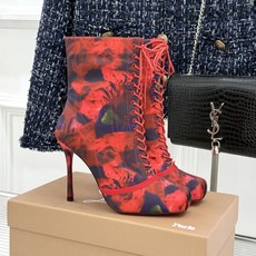 ChristinLouboutin/CL26WF新品 真丝猪鼻子绑带细跟高跟短靴 真丝缎面泛着柔润光泽 猪鼻扣锁复古精致 ChristinLouboutin/CL26WF新品 真丝猪鼻子绑带细跟高跟短靴 真丝缎面泛着柔润光泽 猪鼻扣锁复古精致
