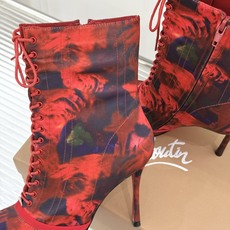 ChristinLouboutin/CL26WF新品 真丝猪鼻子绑带细跟高跟短靴 真丝缎面泛着柔润光泽 猪鼻扣锁复古精致 ChristinLouboutin/CL26WF新品 真丝猪鼻子绑带细跟高跟短靴 真丝缎面泛着柔润光泽 猪鼻扣锁复古精致