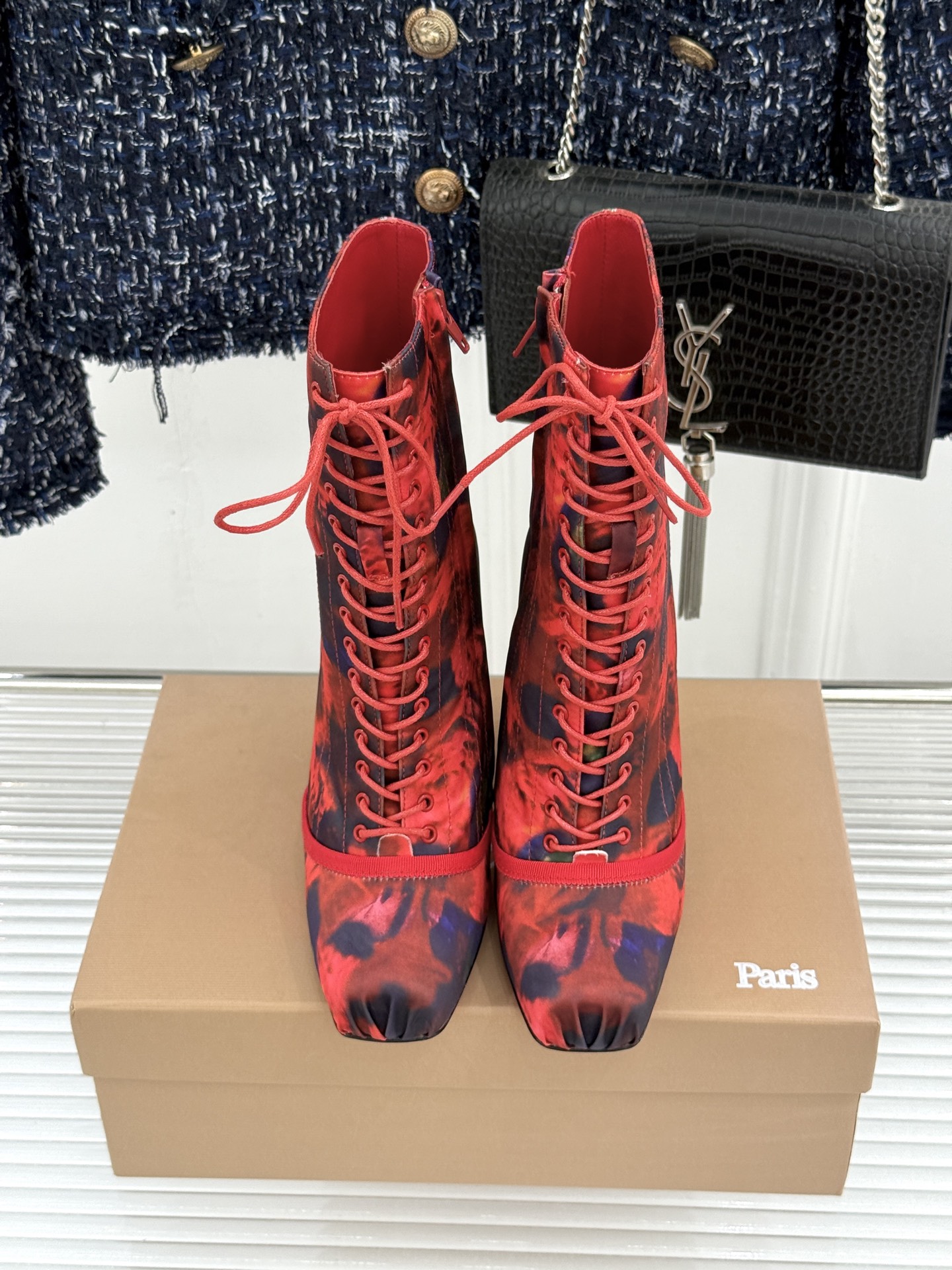ChristinLouboutin/CL26WF新品 真丝猪鼻子绑带细跟高跟短靴 真丝缎面泛着柔润光泽 猪鼻扣锁复古精致 ChristinLouboutin/CL26WF新品 真丝猪鼻子绑带细跟高跟短靴 真丝缎面泛着柔润光泽 猪鼻扣锁复古精致