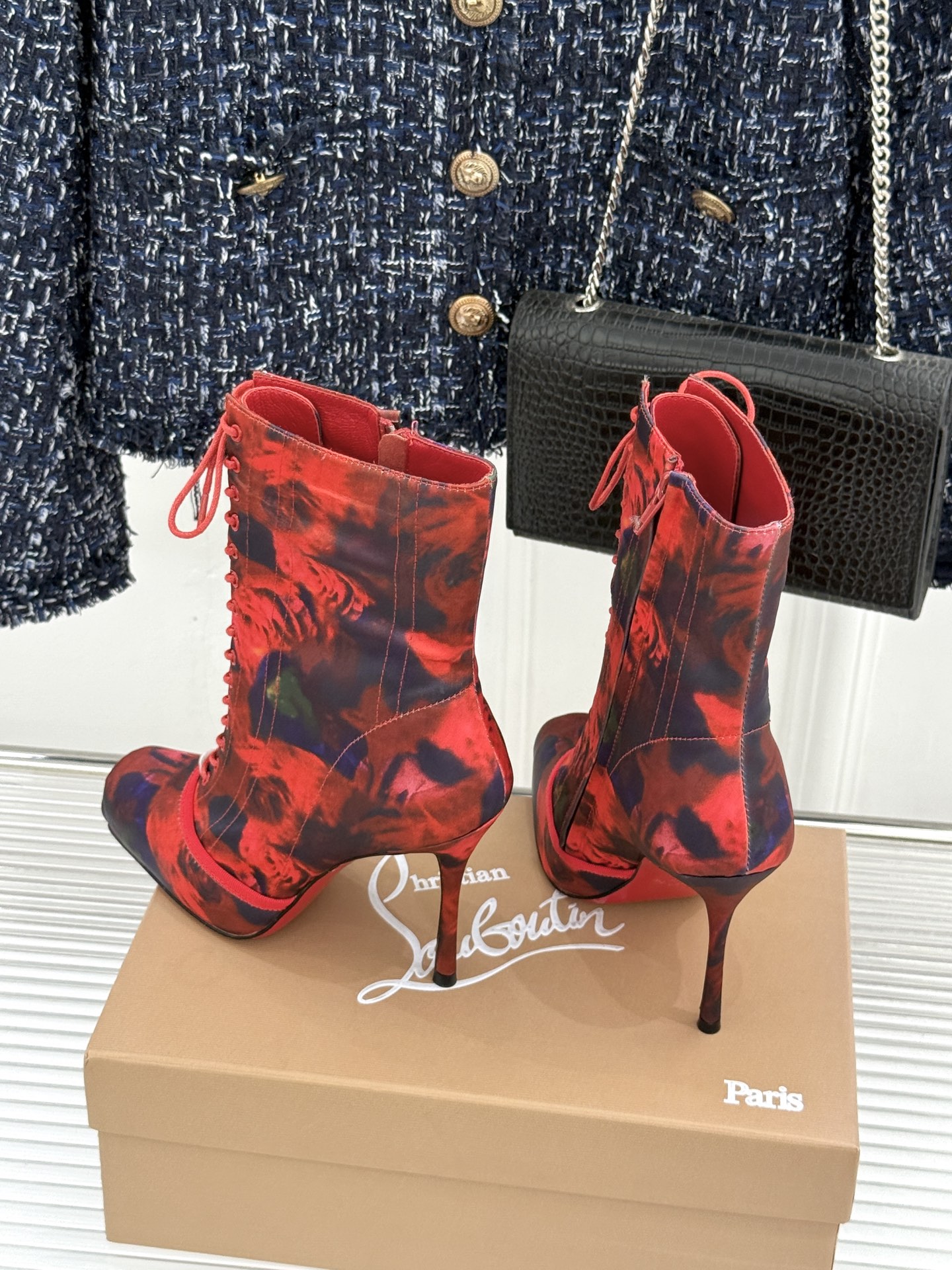 ChristinLouboutin/CL26WF新品 真丝猪鼻子绑带细跟高跟短靴 真丝缎面泛着柔润光泽 猪鼻扣锁复古精致 ChristinLouboutin/CL26WF新品 真丝猪鼻子绑带细跟高跟短靴 真丝缎面泛着柔润光泽 猪鼻扣锁复古精致