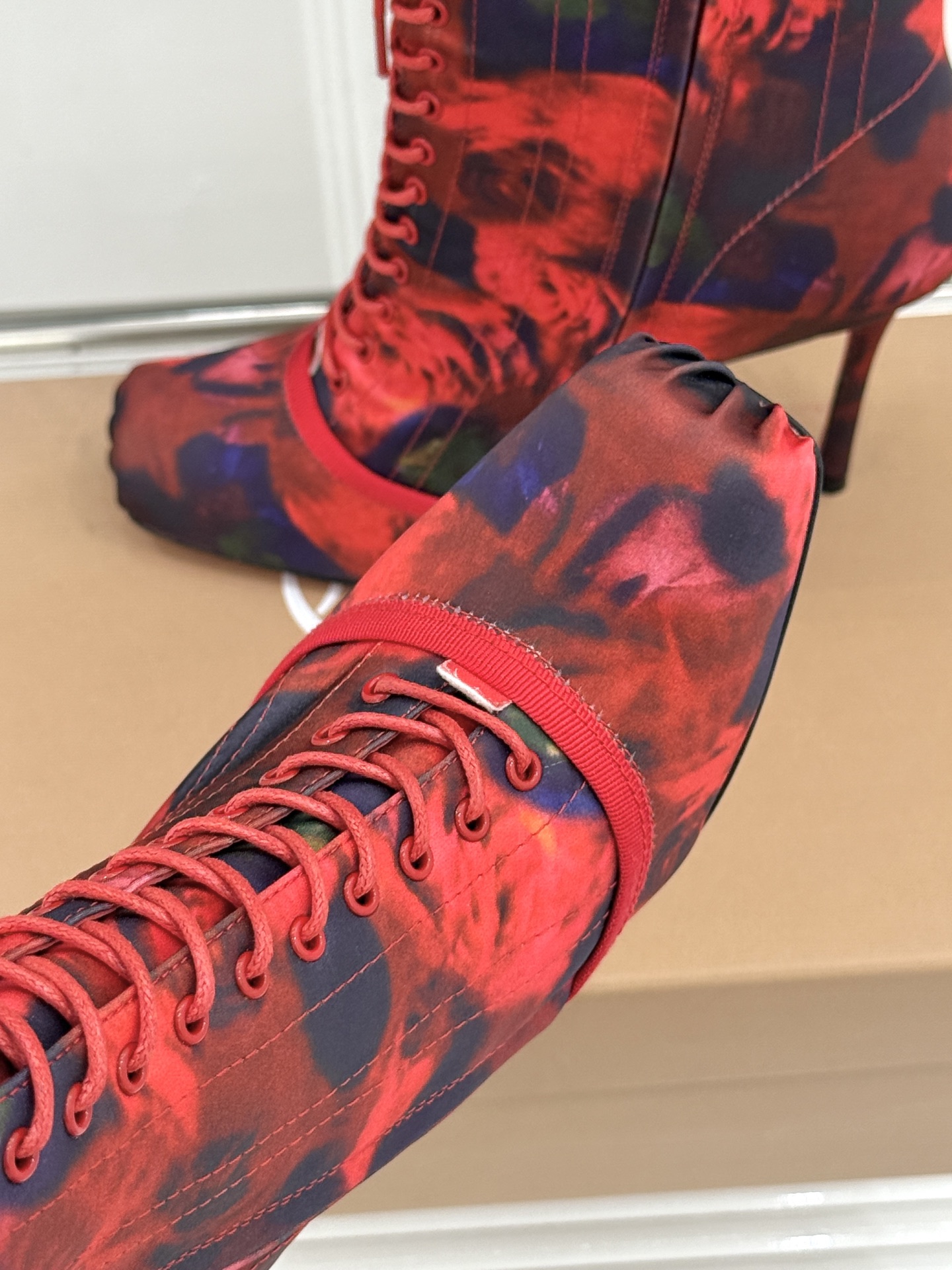 ChristinLouboutin/CL26WF新品 真丝猪鼻子绑带细跟高跟短靴 真丝缎面泛着柔润光泽 猪鼻扣锁复古精致 ChristinLouboutin/CL26WF新品 真丝猪鼻子绑带细跟高跟短靴 真丝缎面泛着柔润光泽 猪鼻扣锁复古精致