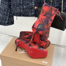 ChristinLouboutin/CL26WF新品 真丝猪鼻子绑带细跟高跟短靴 真丝缎面泛着柔润光泽 猪鼻扣锁复古精致 ChristinLouboutin/CL26WF新品 真丝猪鼻子绑带细跟高跟短靴 真丝缎面泛着柔润光泽 猪鼻扣锁复古精致