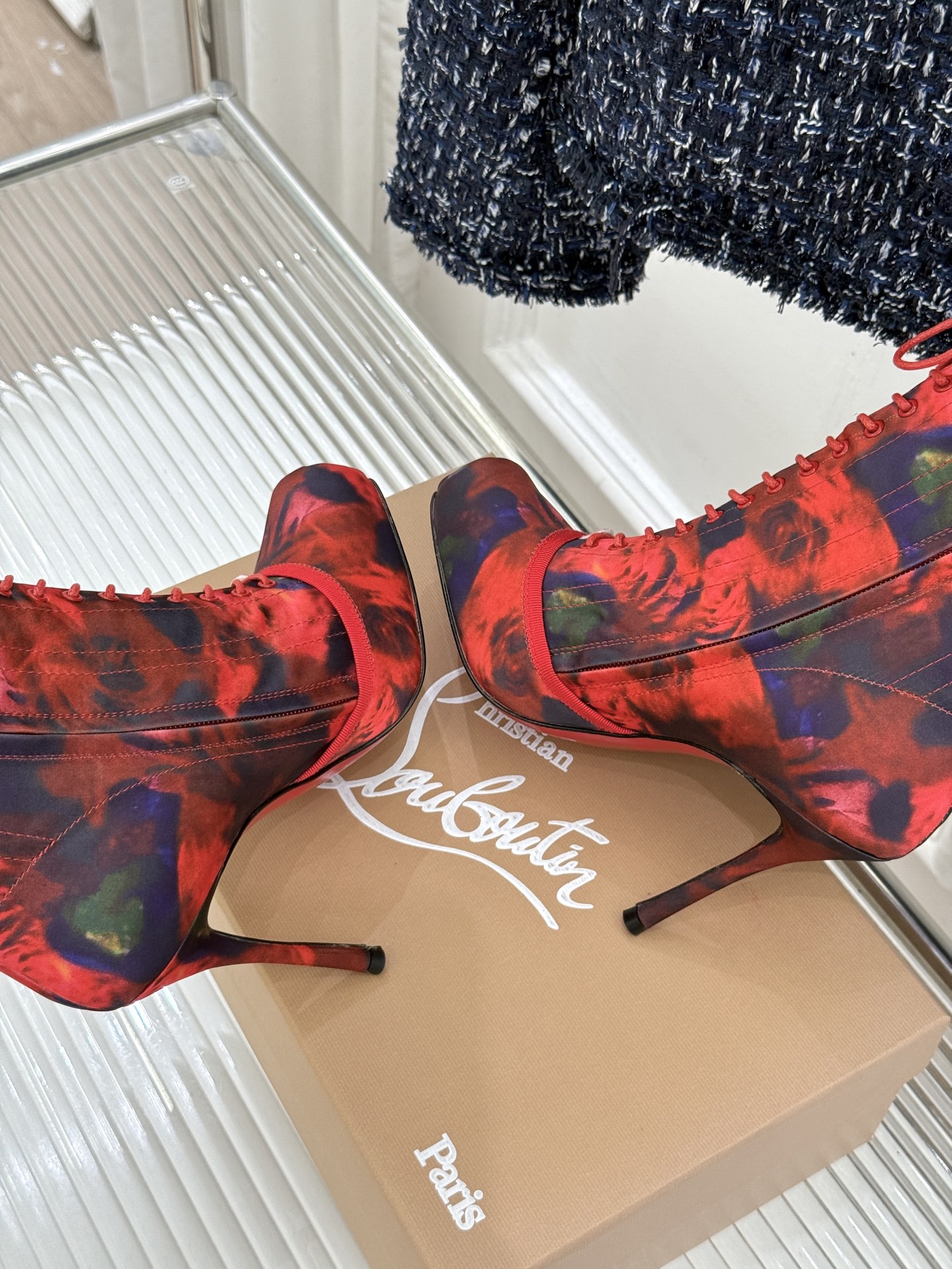 ChristinLouboutin/CL26WF新品 真丝猪鼻子绑带细跟高跟短靴 真丝缎面泛着柔润光泽 猪鼻扣锁复古精致 ChristinLouboutin/CL26WF新品 真丝猪鼻子绑带细跟高跟短靴 真丝缎面泛着柔润光泽 猪鼻扣锁复古精致