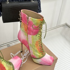 ChristinLouboutin/CL26WF新品 真丝猪鼻子绑带细跟高跟短靴 真丝缎面泛着柔润光泽 猪鼻扣锁复古精致 ChristinLouboutin/CL26WF新品 真丝猪鼻子绑带细跟高跟短靴 真丝缎面泛着柔润光泽 猪鼻扣锁复古精致