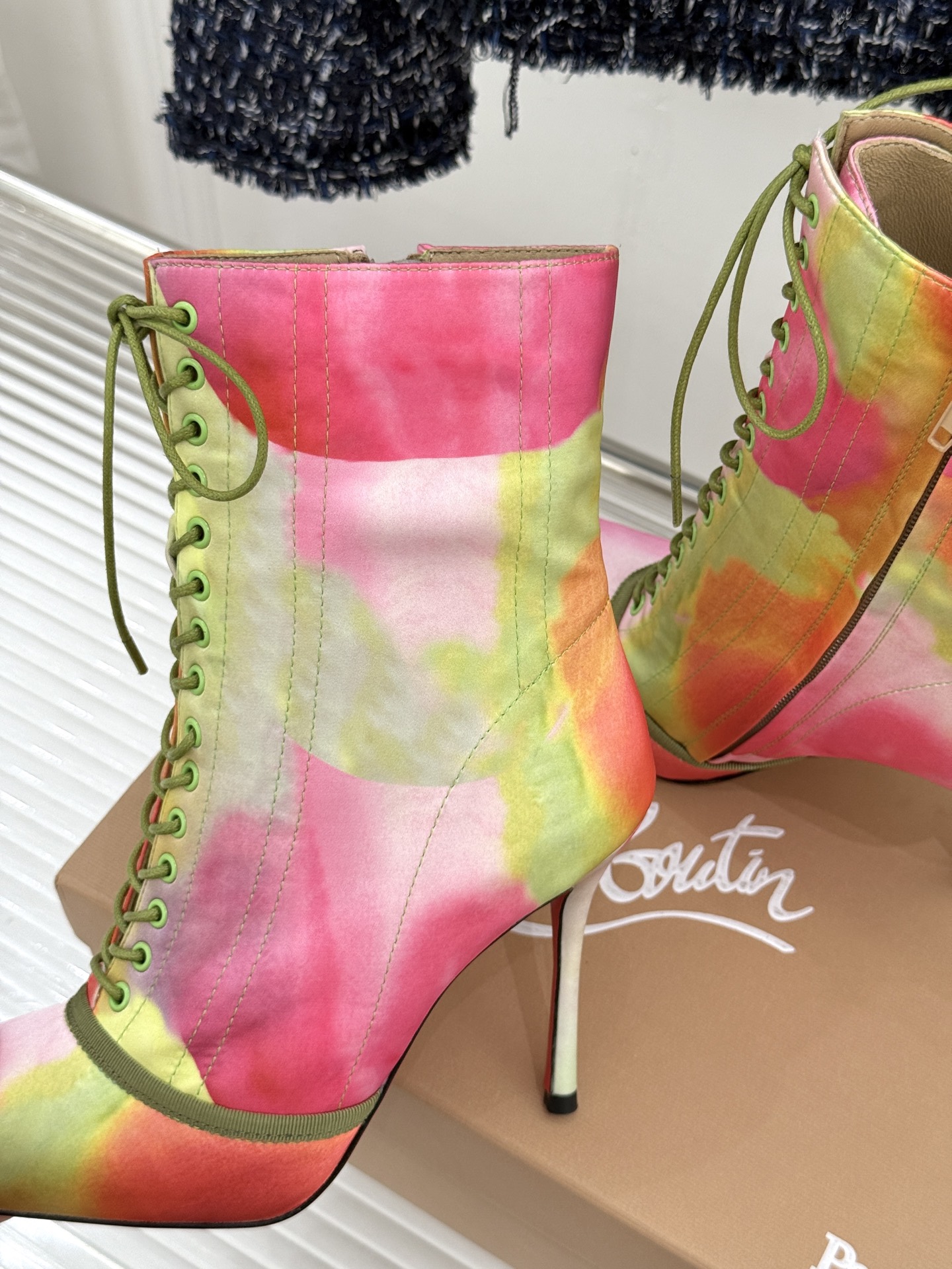 ChristinLouboutin/CL26WF新品 真丝猪鼻子绑带细跟高跟短靴 真丝缎面泛着柔润光泽 猪鼻扣锁复古精致 ChristinLouboutin/CL26WF新品 真丝猪鼻子绑带细跟高跟短靴 真丝缎面泛着柔润光泽 猪鼻扣锁复古精致