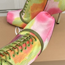 ChristinLouboutin/CL26WF新品 真丝猪鼻子绑带细跟高跟短靴 真丝缎面泛着柔润光泽 猪鼻扣锁复古精致 ChristinLouboutin/CL26WF新品 真丝猪鼻子绑带细跟高跟短靴 真丝缎面泛着柔润光泽 猪鼻扣锁复古精致