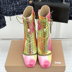 ChristinLouboutin/CL26WF新品 真丝猪鼻子绑带细跟高跟短靴 真丝缎面泛着柔润光泽 猪鼻扣锁复古精致 ChristinLouboutin/CL26WF新品 真丝猪鼻子绑带细跟高跟短靴 真丝缎面泛着柔润光泽 猪鼻扣锁复古精致