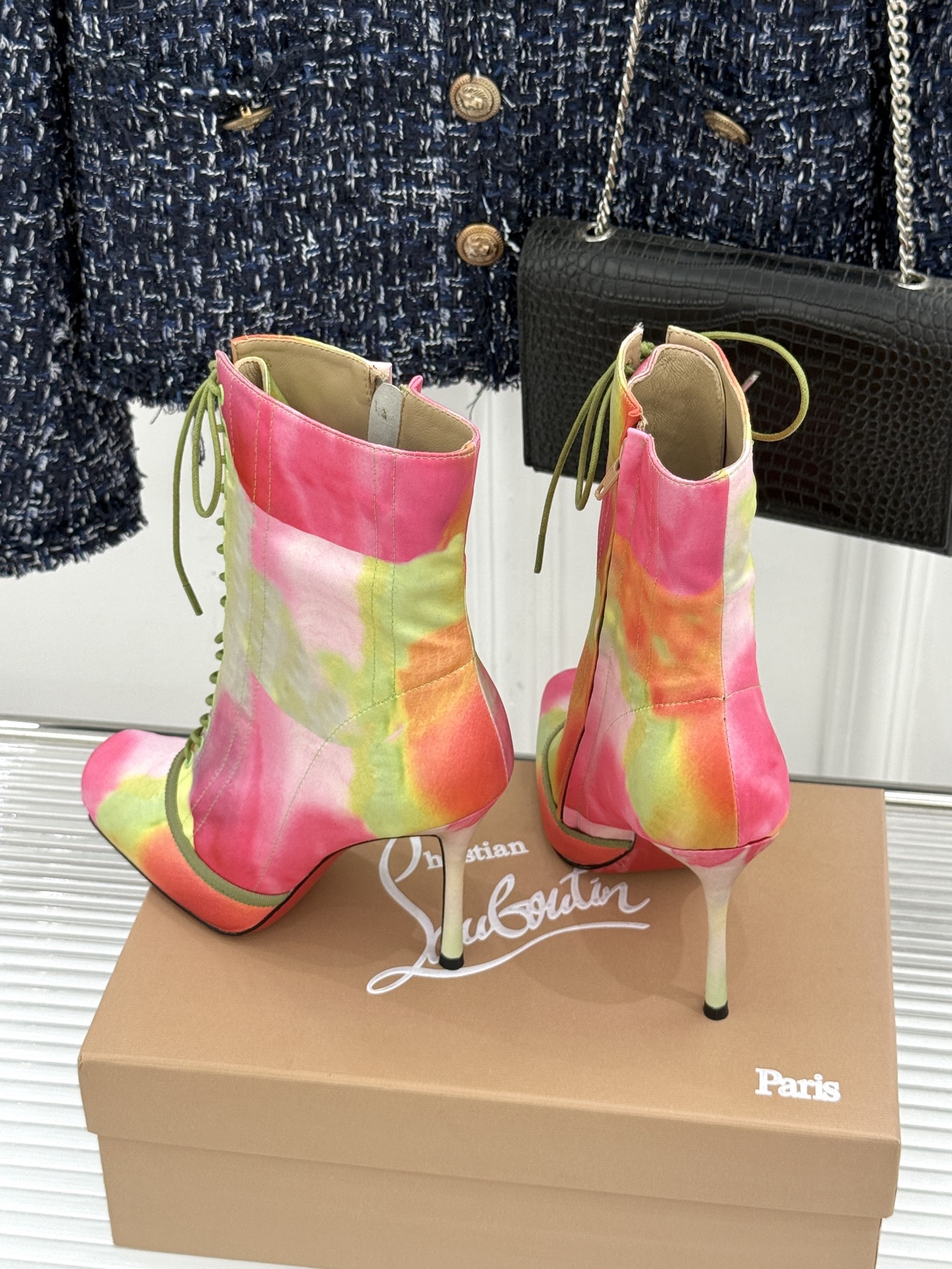 ChristinLouboutin/CL26WF新品 真丝猪鼻子绑带细跟高跟短靴 真丝缎面泛着柔润光泽 猪鼻扣锁复古精致 ChristinLouboutin/CL26WF新品 真丝猪鼻子绑带细跟高跟短靴 真丝缎面泛着柔润光泽 猪鼻扣锁复古精致