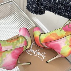ChristinLouboutin/CL26WF新品 真丝猪鼻子绑带细跟高跟短靴 真丝缎面泛着柔润光泽 猪鼻扣锁复古精致 ChristinLouboutin/CL26WF新品 真丝猪鼻子绑带细跟高跟短靴 真丝缎面泛着柔润光泽 猪鼻扣锁复古精致